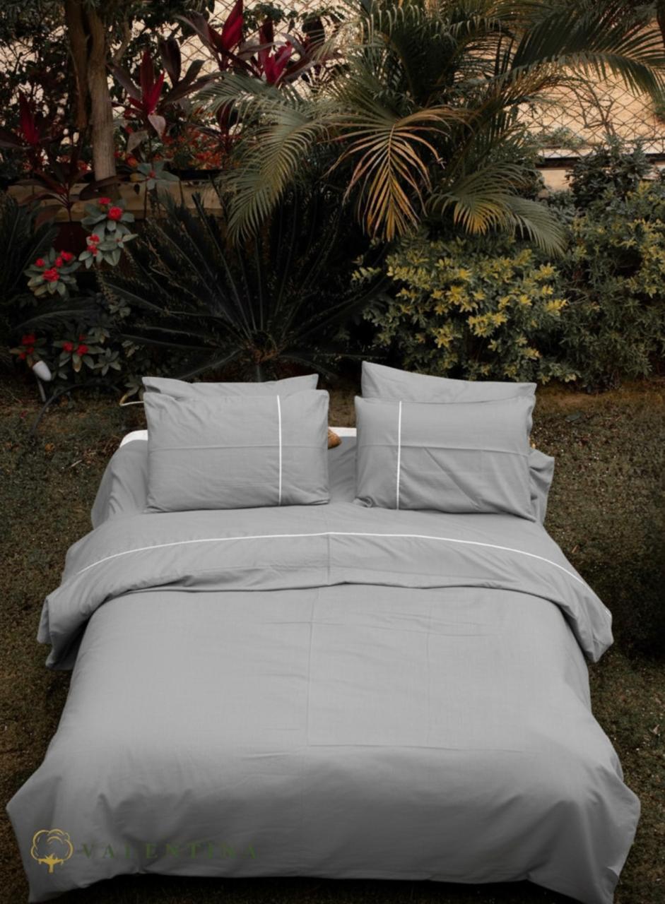 4-Piece Bedding Set – Fitted Sheet Plain & Duvet Cover with Line