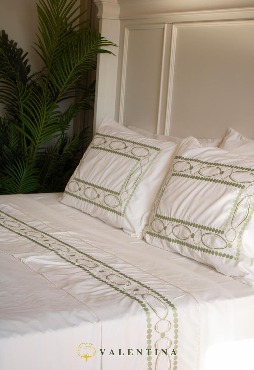 6-Piece Bedding Set – Plain Fitted Sheet & Embroidered Duvet Cover